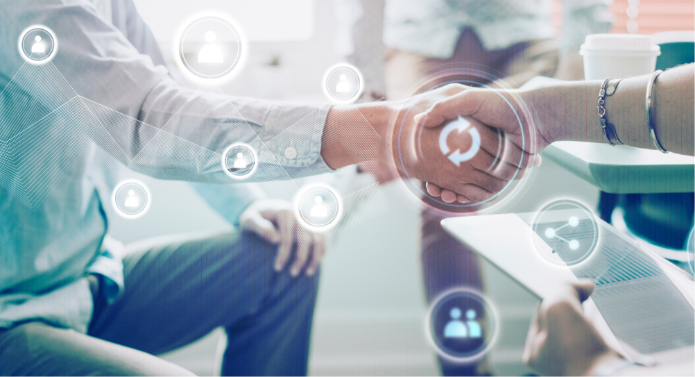 画像：男性2人がしっかりを握手をしている様子