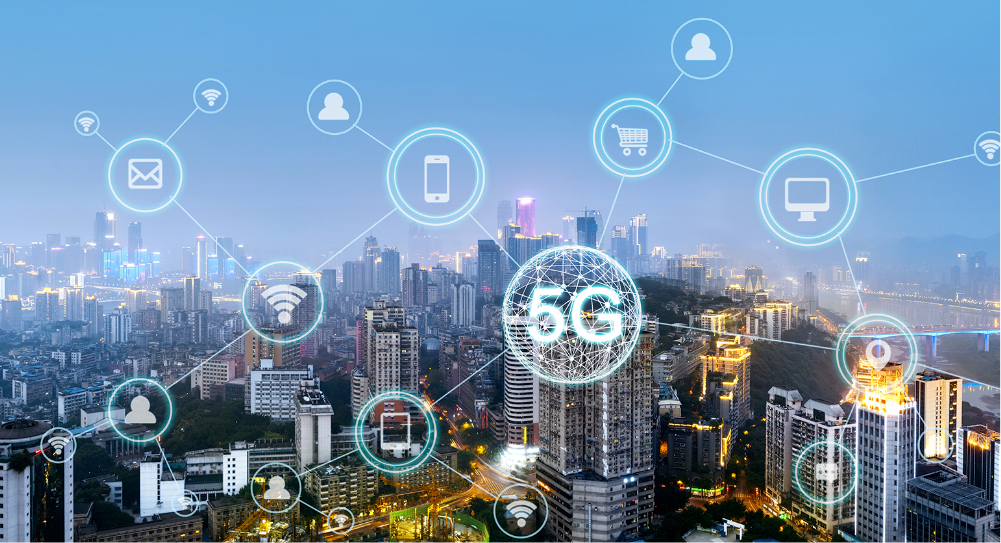 画像：都市の夜会の波形、5Gやスマートフォン、メールなどのアイコンが線で繋がっている様子