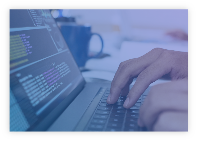 画像：ノートパソコンでソースを書いている様子。